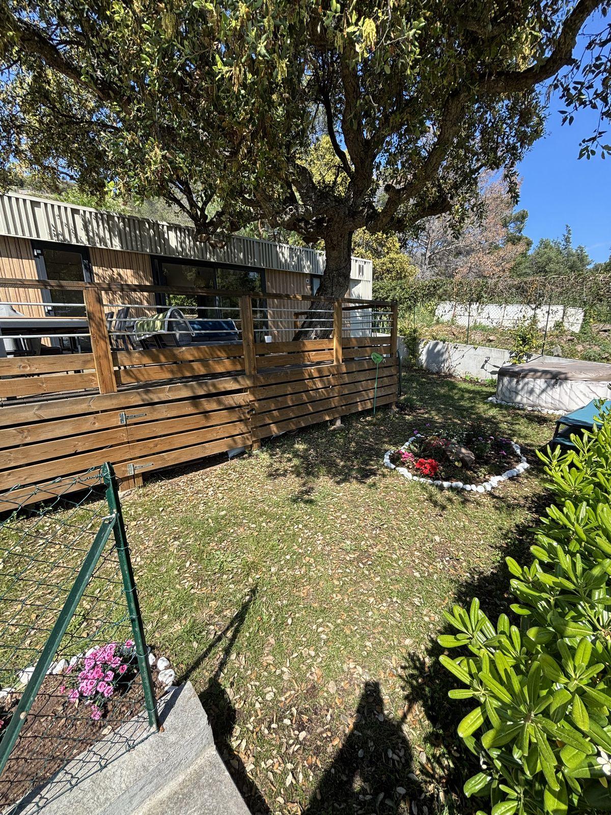 The bungalow, the oak and the private garden