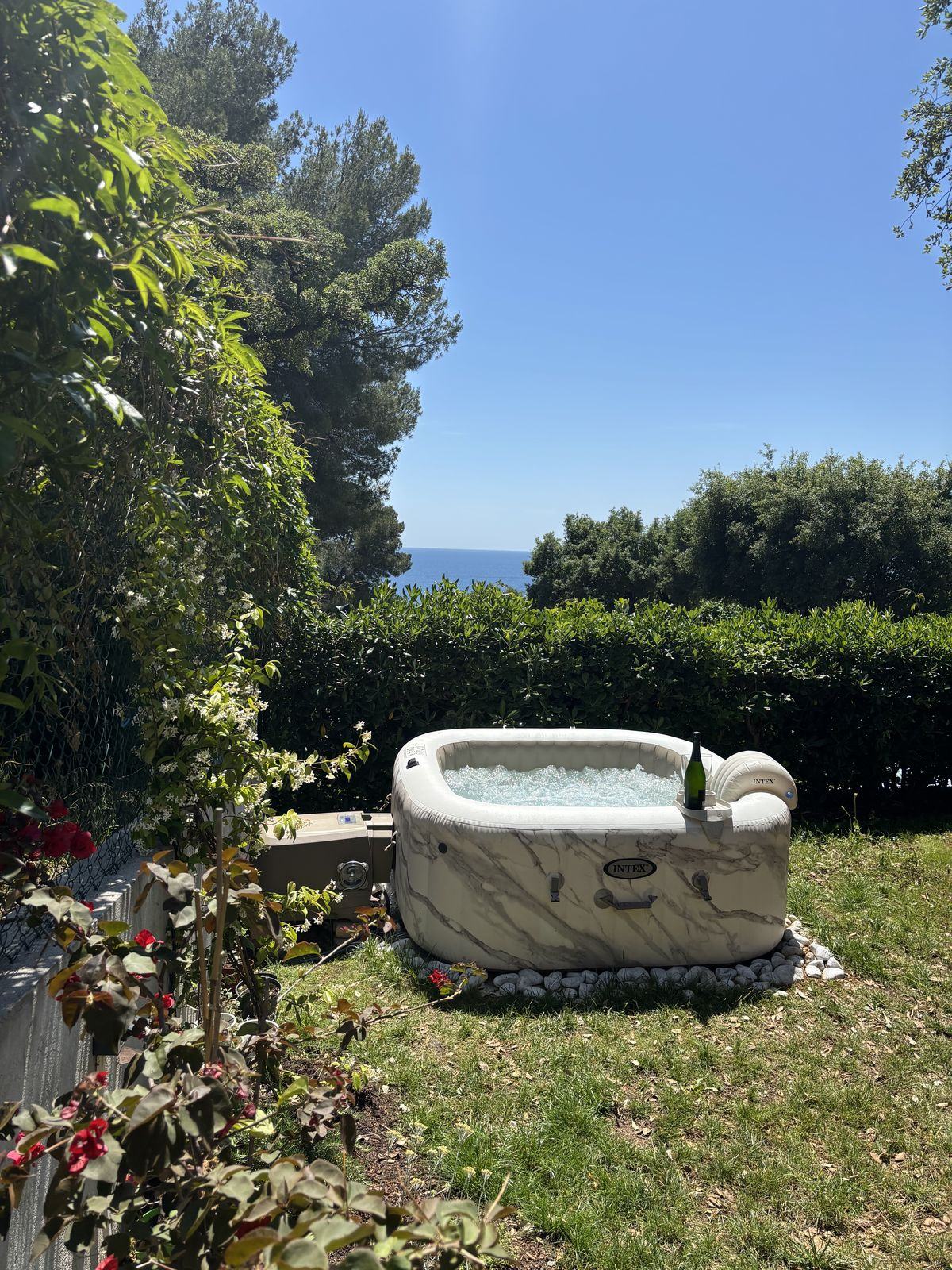 Private jacuzzi in the garden, sea between the pines
